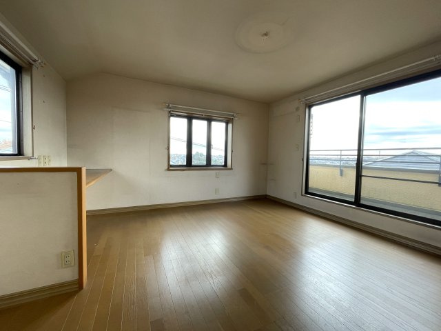 リフォーム前のありのままの姿を初公開！『保土ケ谷区上星川２丁目』リフォームで生まれ変わる！の洋室|明るい洋室です