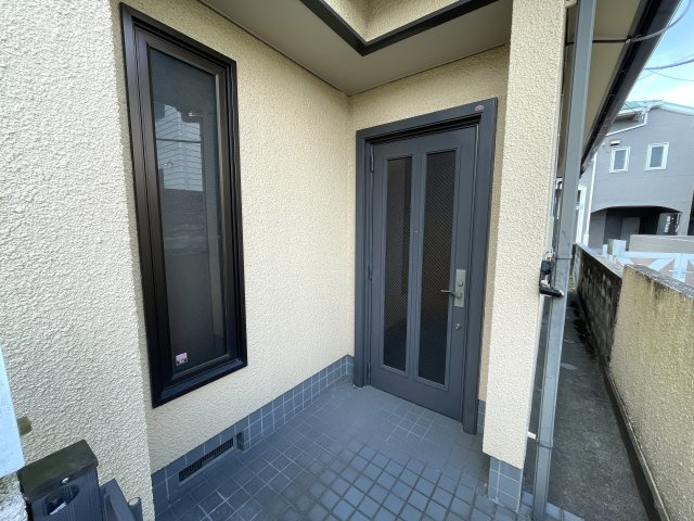 リフォーム前のありのままの姿を初公開！『保土ケ谷区上星川２丁目』リフォームで生まれ変わる！の玄関|明るい玄関です