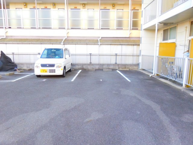 レオパレスKの駐車場