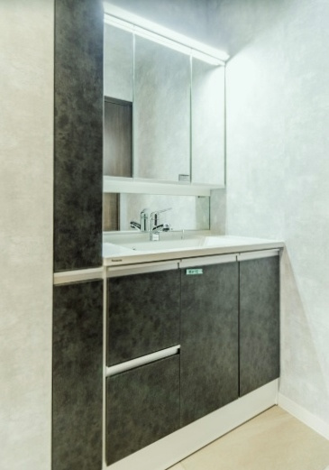 板橋区常盤台1丁目の独立洗面台|広々とした洗面室はお子様との入浴にも充分なスペースがございます
サイドキャビネットを設置しているので着替えやリネンの収納に便利です