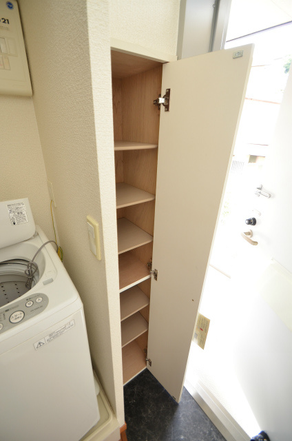 北九州市八幡西区則松東１丁目のアパートの玄関