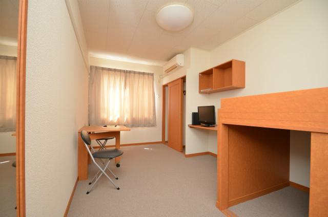 北九州市八幡西区則松東１丁目のアパートの居間・リビング