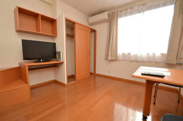 直方市湯野原２丁目のアパートの居間・リビング