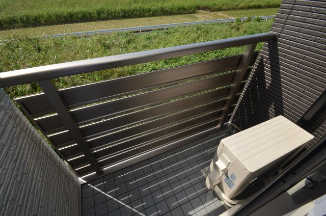 直方市大字感田のアパートのバルコニー