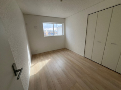 【洋室】 | 花巻市南諏訪町　第2　１号棟 | 日当たり良好で収納も充実した使いやすい洋室です