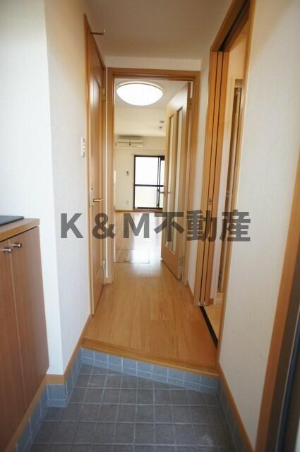 サンヒルズ柏Ｃの玄関|収納もある玄関です