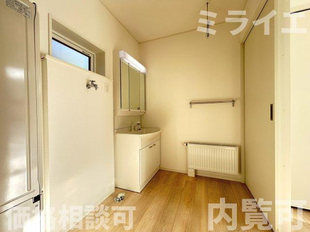 【新築戸建】札幌市北区新琴似五条12丁目2棟の独立洗面台|広範囲を映すだけではなく、両サイドのミラー裏に収納棚を設け、洗面道具をスッキリ収納できる三面鏡タイプを採用しています。