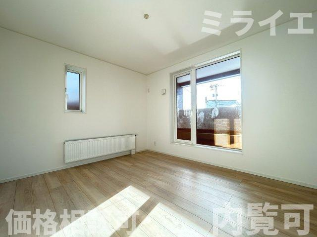 【新築戸建】札幌市北区新琴似五条12丁目2棟の洋室|2階洋室にはルーフバルコニーが設置されています。