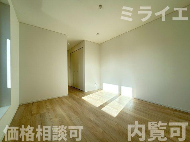 【新築戸建】札幌市北区新琴似五条12丁目2棟の洋室|2階洋室にはルーフバルコニーが設置されています。