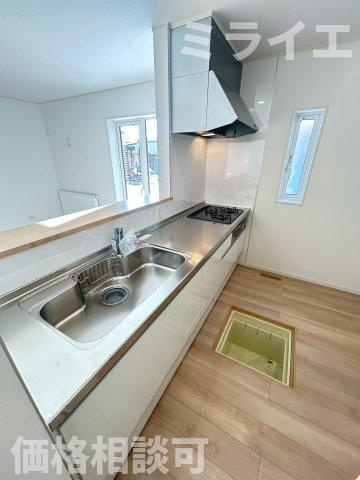 【新築戸建】札幌市北区新琴似五条12丁目2棟のキッチン|広々システムキッチンは、シンク・調理部分だけではなく、小物から大きな調理器具まで収納でき、出し入れもスムーズな収納充実プランを採用。食洗器設置可能。床下収納あり。