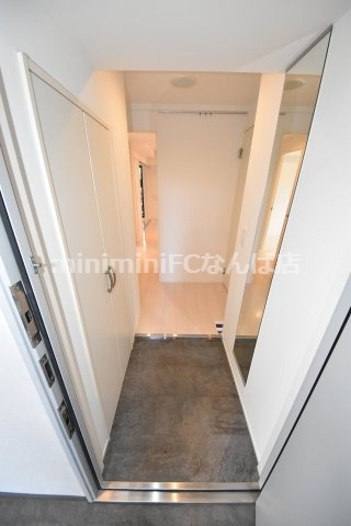 レジディア堺筋本町プレイスの玄関