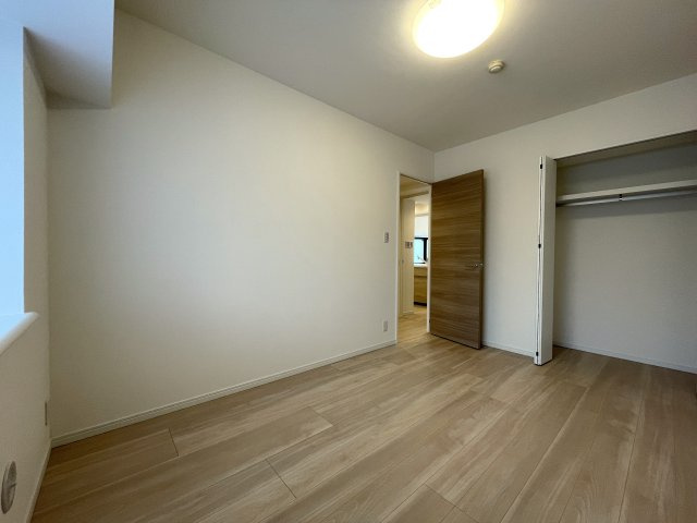 リビングの“Ｒ”がオシャレを演出♪『ビッグヴァン桜ヶ丘』リノベーションの洋室|個人の部屋や寝室として使える洋室です