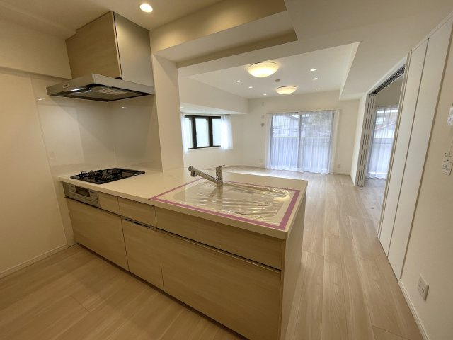 リビングの“Ｒ”がオシャレを演出♪『ビッグヴァン桜ヶ丘』リノベーションのキッチン|キッチンでお料理をお楽しみください