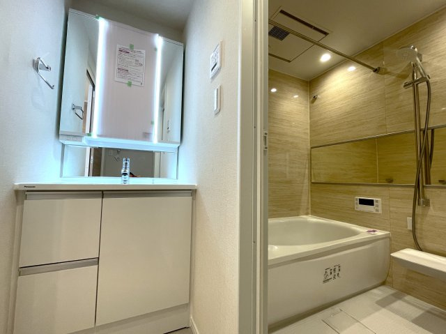 リビングの“Ｒ”がオシャレを演出♪『ビッグヴァン桜ヶ丘』リノベーションの独立洗面台|独立洗面台、小物を置くことができて便利です