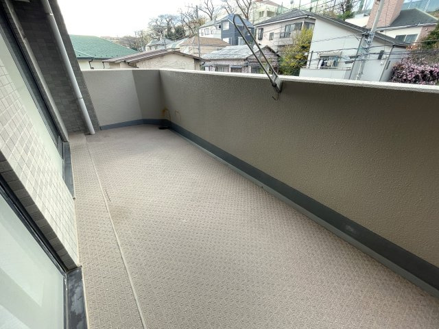 リビングの“Ｒ”がオシャレを演出♪『ビッグヴァン桜ヶ丘』リノベーションのバルコニー|バルコニー付きです