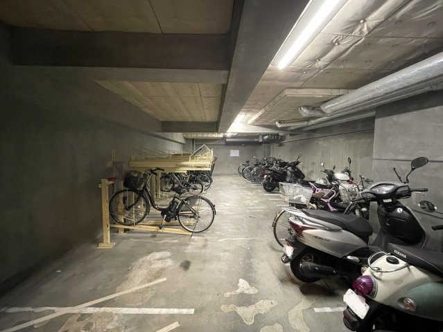 リビングの“Ｒ”がオシャレを演出♪『ビッグヴァン桜ヶ丘』リノベーションの駐輪場