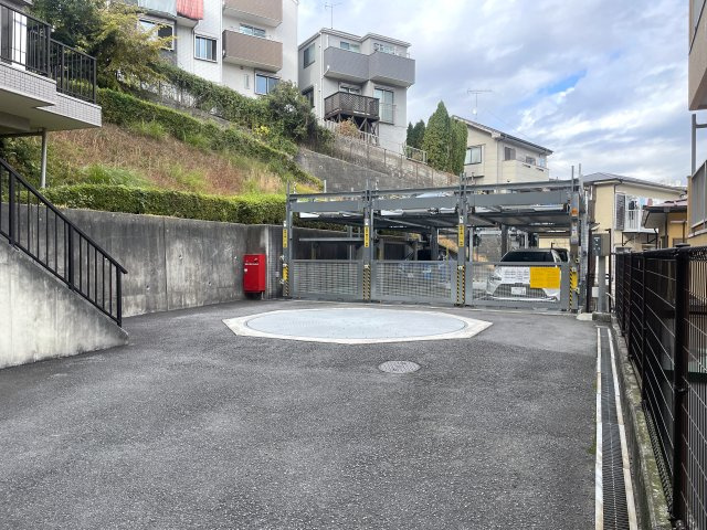 リビングの“Ｒ”がオシャレを演出♪『ビッグヴァン桜ヶ丘』リノベーションの駐車場|カースペースがあります