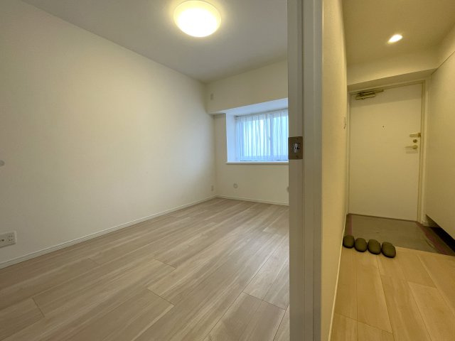 リビングの“Ｒ”がオシャレを演出♪『ビッグヴァン桜ヶ丘』リノベーションの洋室|落ち着いた色調の洋室です