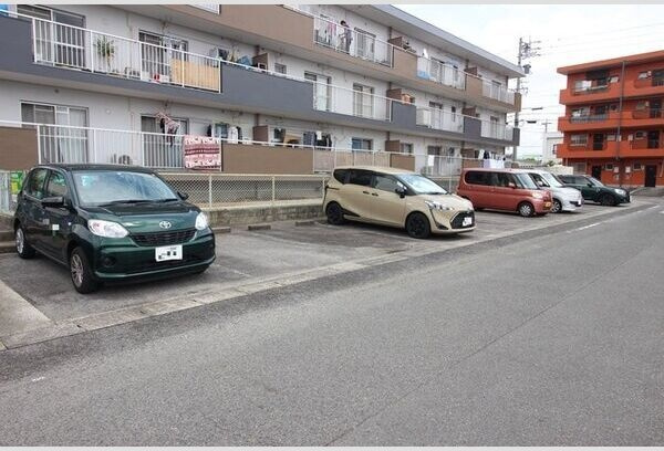 メゾンかりがねの駐車場
