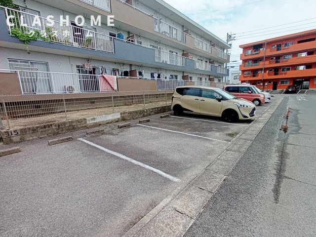 メゾンかりがねの駐車場