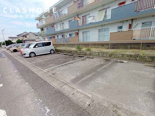 メゾンかりがねの駐車場