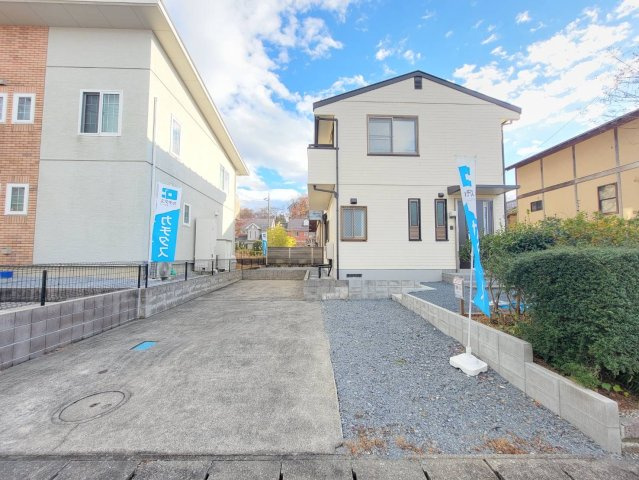 宇都宮市上戸祭 中古戸建の外観|前面道路はゆとりの6ｍ幅。
車の出し入れもスムーズで、来客時も安心。
開放感のある街並みに、暮らしやすさが広がります。
※2025年12月撮影