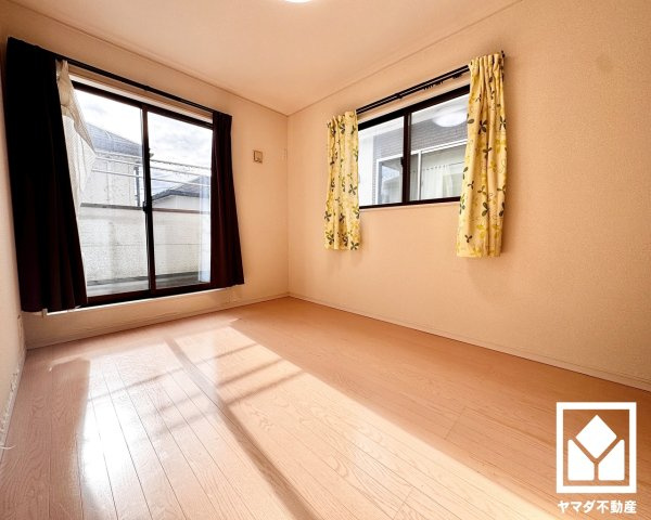 大津市唐崎1丁目の寝室|※実写真と間取り図からCG再現した「空室リフォームイメージ」に家具などをCG合成しており、実際と異なります。