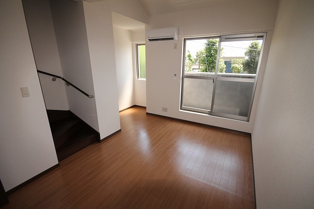 メゾネット野村の洋室