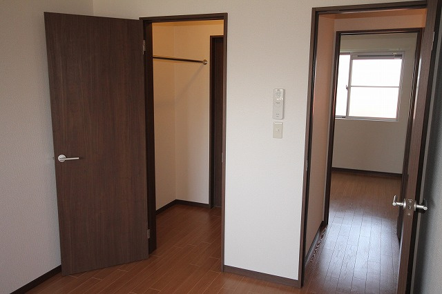 メゾネット野村の収納|ウォークスルーの大型CL