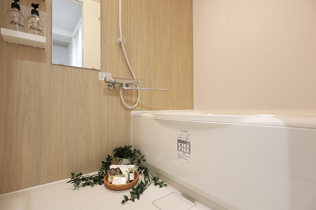 西宮グリーンマンション2号館の浴室|広々バスルーム。足を延ばしてゆったりと寛げます。 浴室乾燥機完備で雨の日でも安心してお洗濯ができますね♪