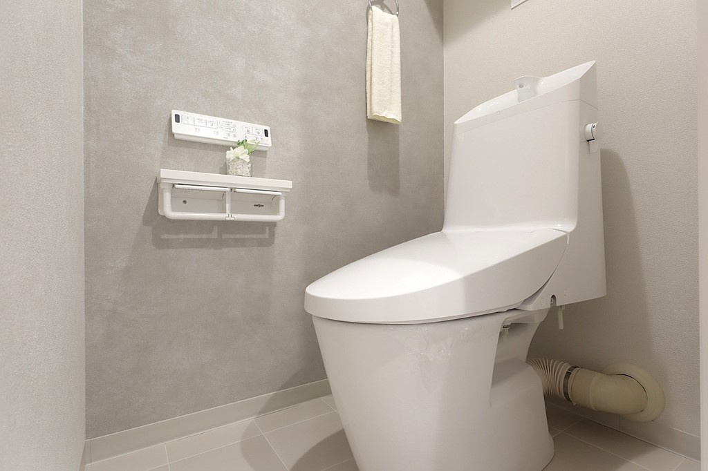 西宮グリーンマンション2号館のトイレ|温水洗浄付き便座で快適にご利用いただけます。
