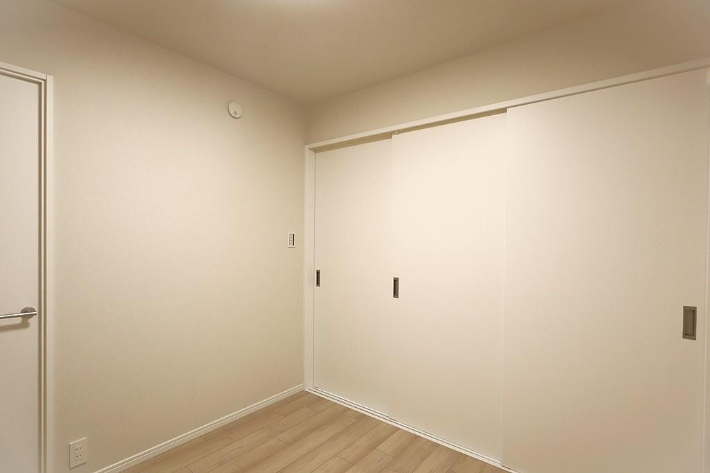 西宮グリーンマンション2号館の洋室|-洋室4.1帖-
新規で張り替えられたフローリングの木目が映えています。 全居室洋室で家具や敷物のカスタマイズを楽しめます！