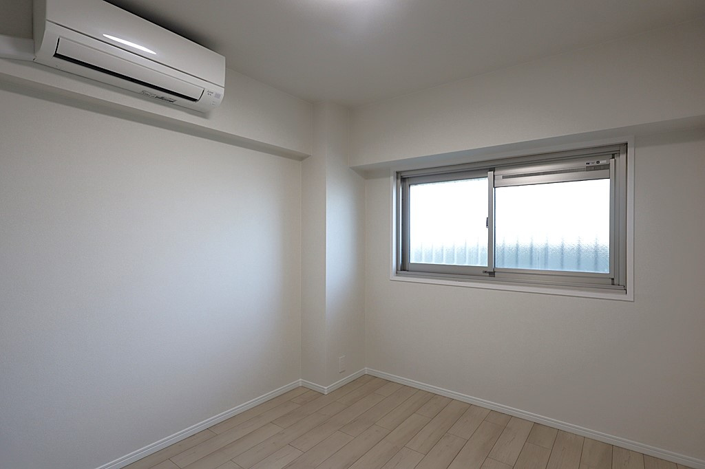 西宮グリーンマンション2号館の洋室|-洋室5.1帖-
新規で張り替えられたフローリングの木目が映えています。 全居室洋室で家具や敷物のカスタマイズを楽しめます！