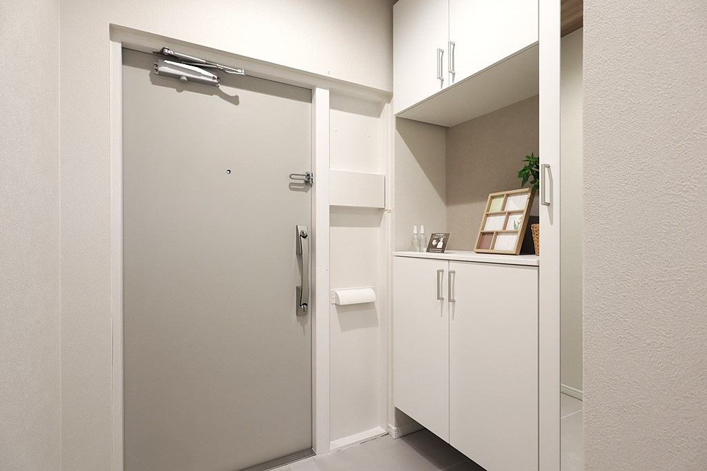 西宮グリーンマンション2号館の玄関|玄関にはシューズボックスつきなので、家族の靴もすっきり収納できます。 靴箱の上にはインテリアなどを飾っておいたりと、自由にカスタマイズして楽しむことができます。