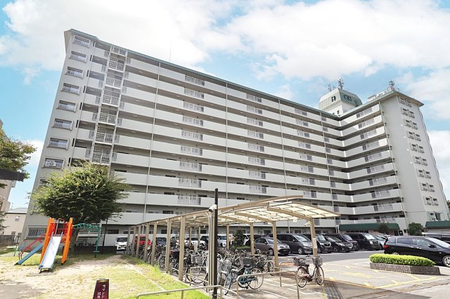 西宮グリーンマンション2号館の外観|南向きで陽当たり良好な2LDK×阪急「西宮北口」駅徒歩11分◎室内リフォーム済で綺麗なお部屋に生まれ変わったお家で新生活を始めませんか？皆様からのご連絡を心よりお待ちしております。