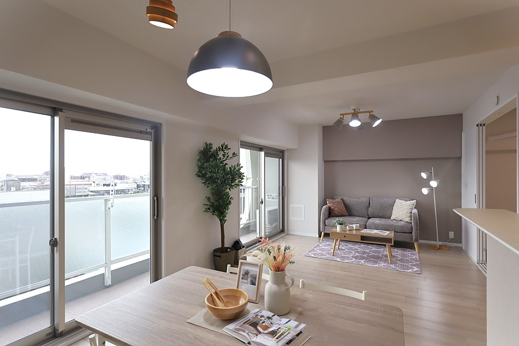 西宮グリーンマンション2号館の居間・リビング|一日の中で多くの時間を過ごすことになるリビングダイニングは約15.0帖の広さを確保◎ 空間が広いため、模様替えで家具のレイアウトを変えて色々楽しめそうですね！