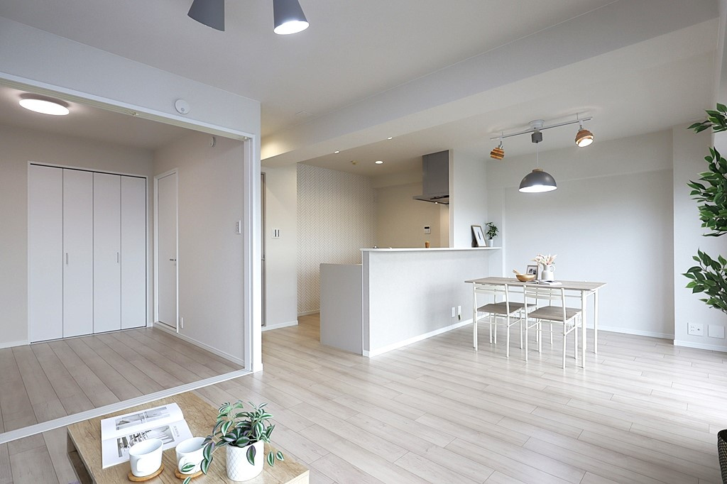 西宮グリーンマンション2号館の居間・リビング|自然光が燦燦と差し込む気持ちの良い空間です。 ダイニングテーブルやソファーを設置しても十分な広さです。