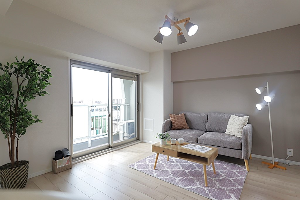 西宮グリーンマンション2号館の居間・リビング|家族の集まるリビングは明るく暖かな日差しが差し込み、家族の団らんを包み込みます。 住まう人の暮らしの質を高めてくれるようなリノベーション空間です。