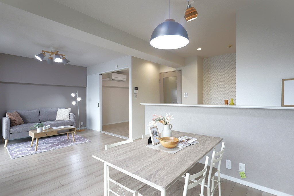 西宮グリーンマンション2号館の居間・リビング|キッチンとの距離も近くお料理を運んだり片づけたり...とご家族みんなで配膳しやすいレイアウトです♪