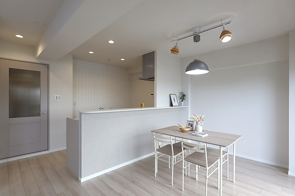 西宮グリーンマンション2号館の居間・リビング|シンプルなデザインと使いやすさを兼ね備えた対面式システムキッチンは、効率的な作業スペースを提供し、家族やゲストとのコミュニケーションを促進します。