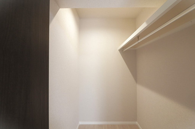 【収納】 | 蒲生第二コーポ | WICは2ヶ所。たっぷり収納できて、お洋服の管理もし易い収納スペースです。