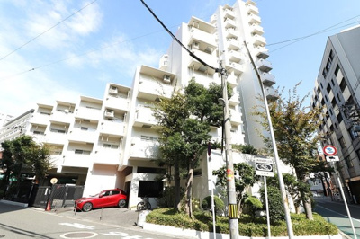 【外観】 | 蒲生第二コーポ | すべての洋室がバルコニーとLDKに面しており、採光・通風は良好！玄関ポーチもある角部屋で、プライベート感もたっぷり。2025年9月には水回り設備含むリフォーム済み！真新しい設備で新生活を始められます。