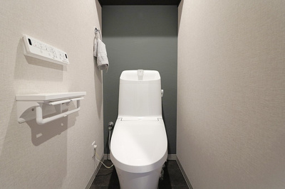 【トイレ】 | 蒲生第二コーポ | 温水洗浄便座完備の洋式トイレ。手元で操作できる壁面リモコンで快適な使い心地。