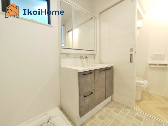 神戸西区秋葉台3丁目　新築戸建の洗面所|◆同社施工例◆洗面台はお化粧をする時にも便利な３面鏡＆お掃除の際にも便利なハンドシャワータイプです。