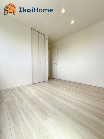 神戸西区秋葉台3丁目　新築戸建の寝室|◆同社施工例◆年中無休：当日予約可●収納スペースも広く、荷物が多くなりやすいお子様なども安心です