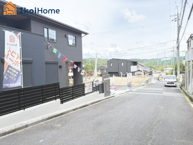 神戸西区秋葉台3丁目　新築戸建の前面道路含む現地写真|【ホームページに現地動画掲載中】●年中無休：当日予約可●前面道路約6ｍ！角地ですので、陽当良好♪