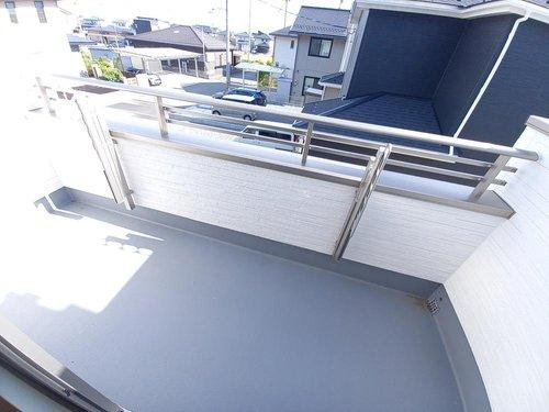 ◇　いわき市小名浜南君ヶ塚町3期　限定1号棟　◇のバルコニー|同施工◆バルコニーの写真です◆　
洗濯物から布団まで一度にたくさん干せて便利です♪
眺めのよいバルコニーで、あなただけのリラックスタイムを☆