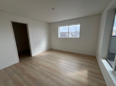 【洋室】 | 花巻市南諏訪町　第2 | 木本来の色味を生かした温もりあるフローリングです。