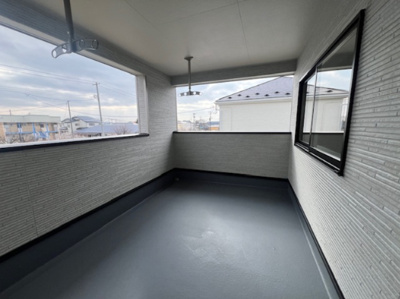 【バルコニー】 | 花巻市南諏訪町　第2 | キャンプ用の椅子やテーブルを置いてお家キャンプが楽しめます