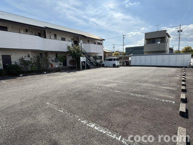 ハイツジェムストーンの駐車場